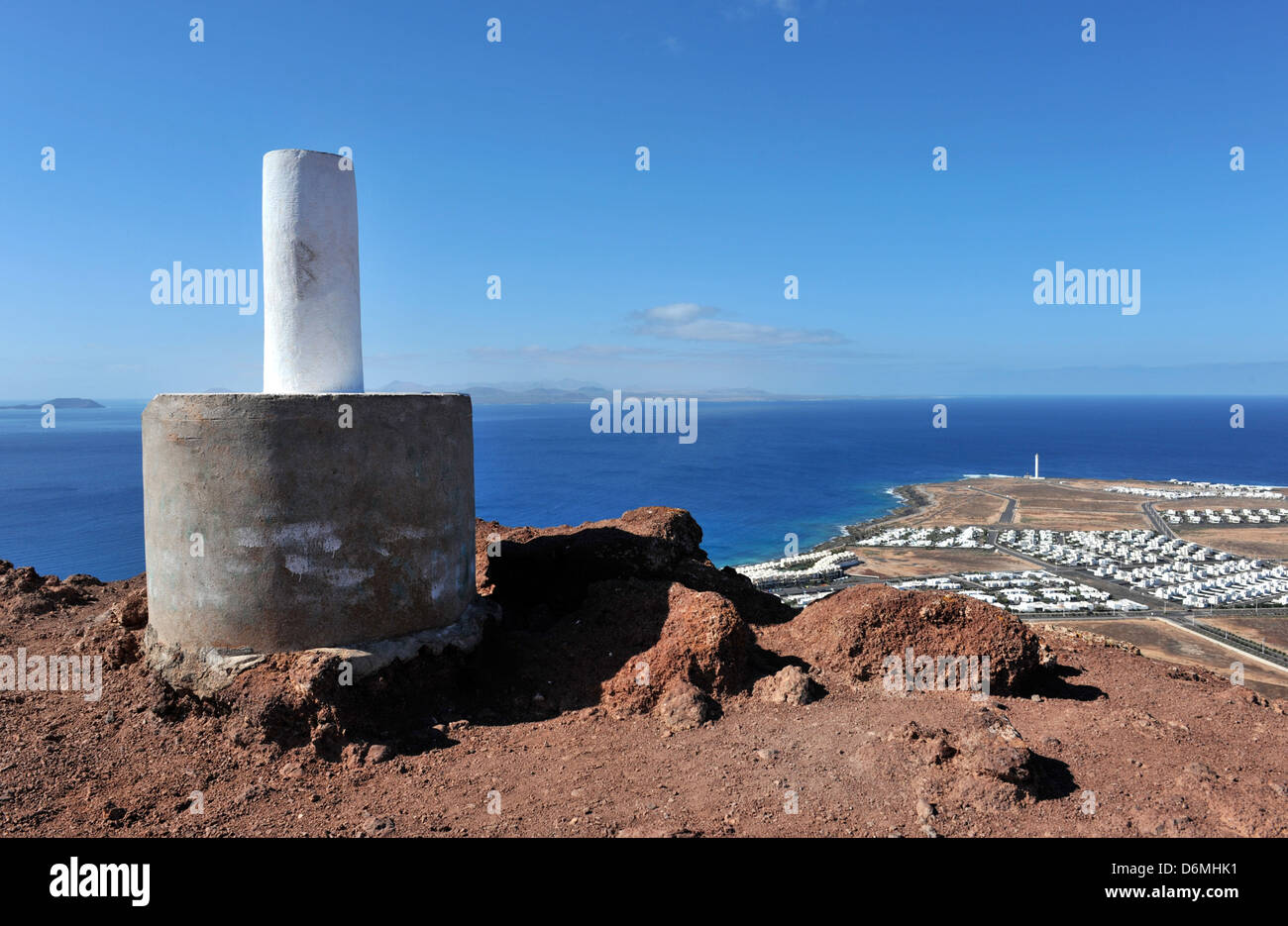 Le sommet du volcan, Montana Roja, une destination populaire pour les vacanciers à Playa Blanca, Lanzarote. Banque D'Images