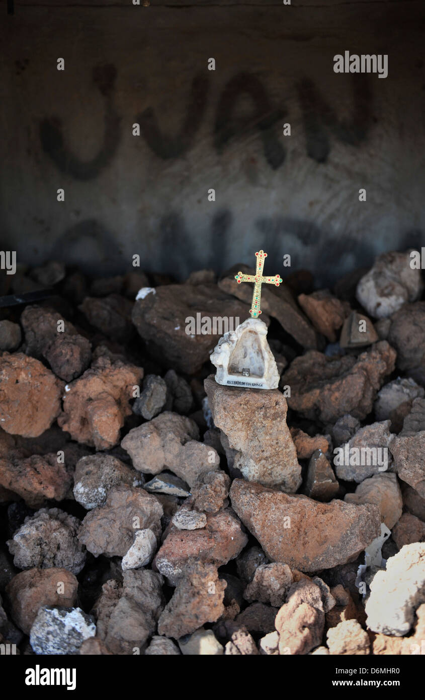 Une croix sur le volcan, Montana Roja, une destination populaire pour les vacanciers à Playa Blanca, Lanzarote. Banque D'Images