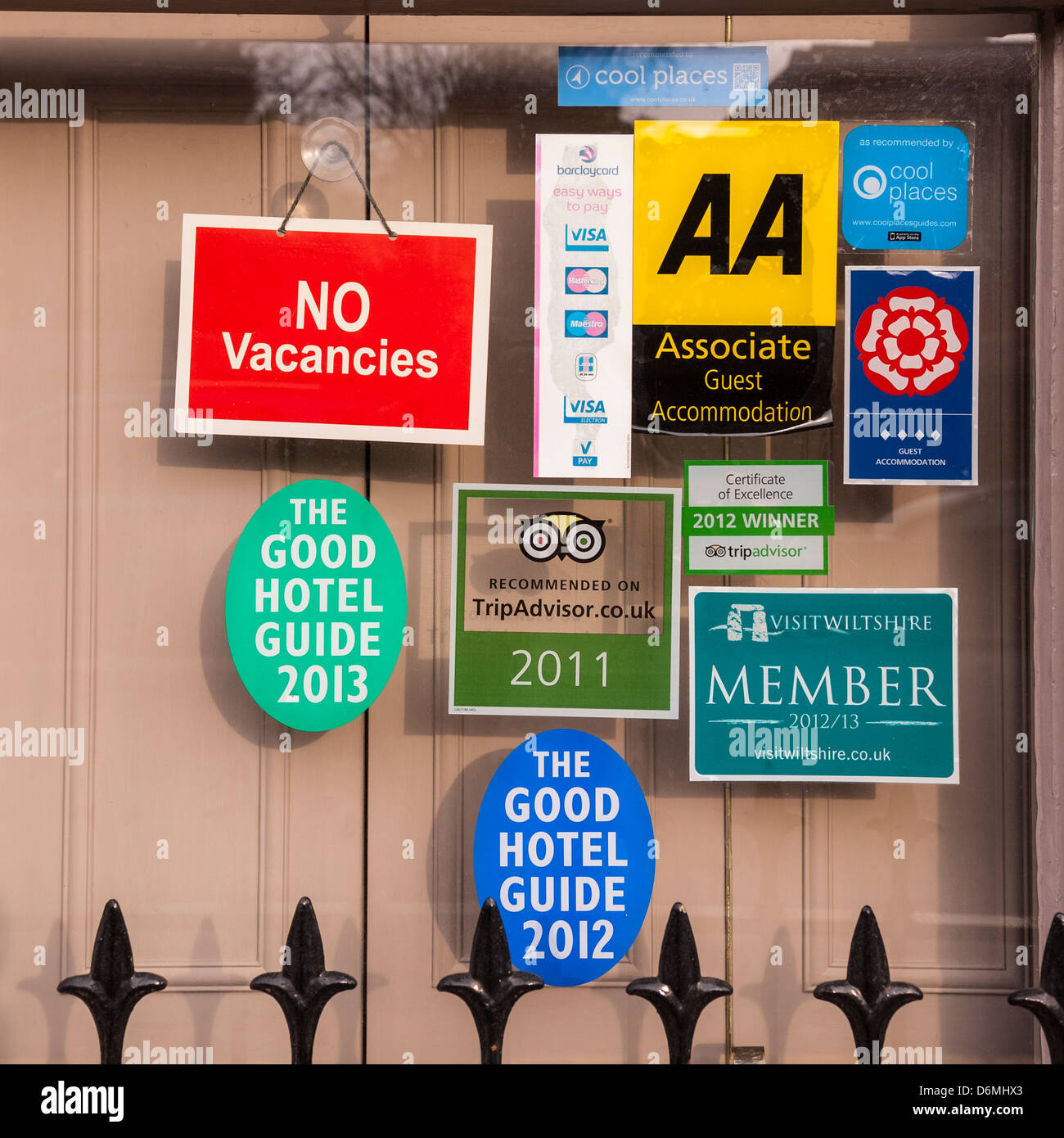 Des signes dans la fenêtre d'un bed and breakfast à Salisbury, Wiltshire , Angleterre , Angleterre , Royaume-Uni Banque D'Images
