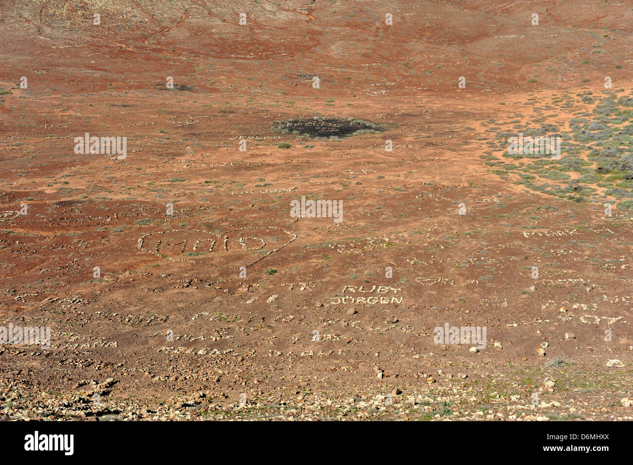 Vue sur le cratère du volcan, Montana Roja, une destination populaire pour les vacanciers à Playa Blanca, Lanzarote. Banque D'Images