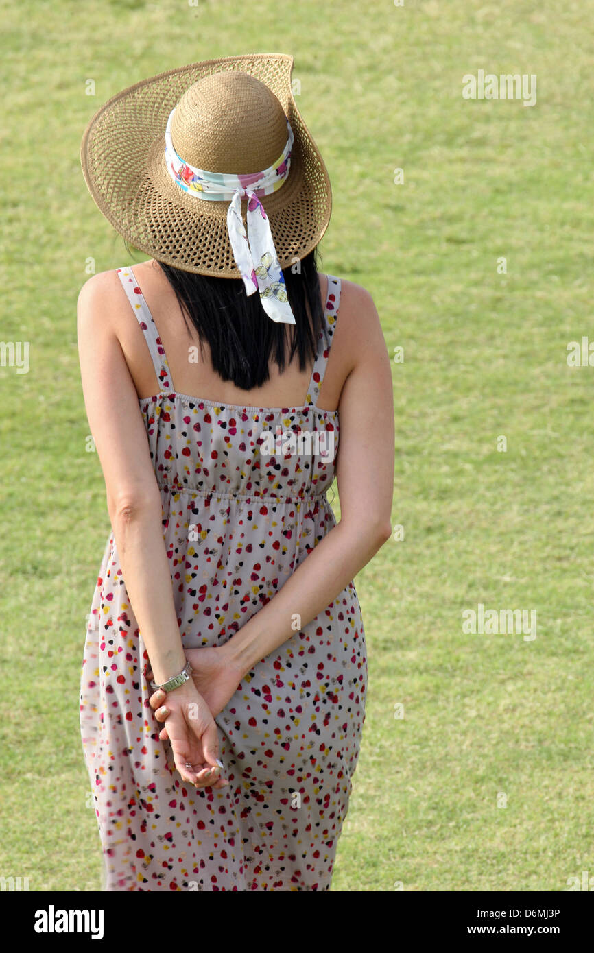 Dubaï, femme en robe d'été avec chapeau de paille Photo Stock - Alamy