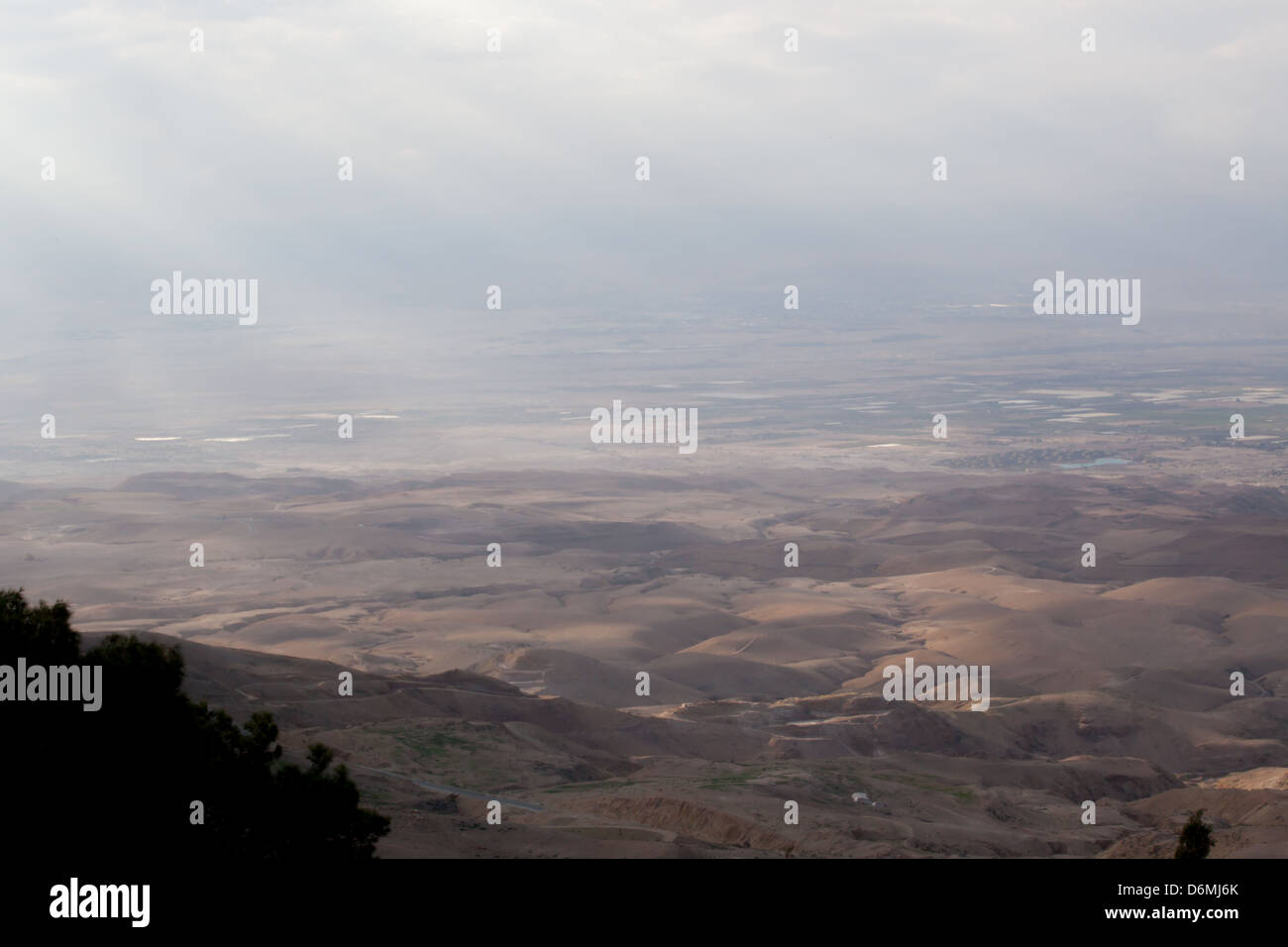 Israël, ou la terre promise, vu de Mt. Nebo en Jordanie. C'est ce que Moïse aurait pu voir de ce qui devait être Israël Banque D'Images
