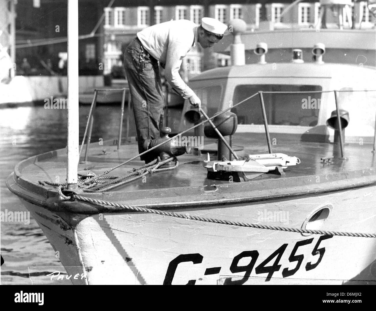 Cette photographie de 1946 de la collection Pavey montre un crash boat de la marine américaine stationné à NAS Pensacola, reflétant les opérations navales et l'aviation maritime au milieu du XXe siècle. Banque D'Images
