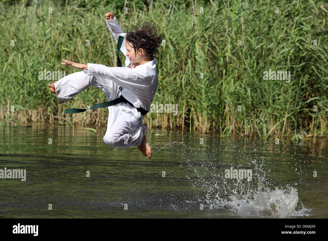 Wolfhagen, Allemagne, garçon d'une classe à l'eau de Taekwondo Banque D'Images