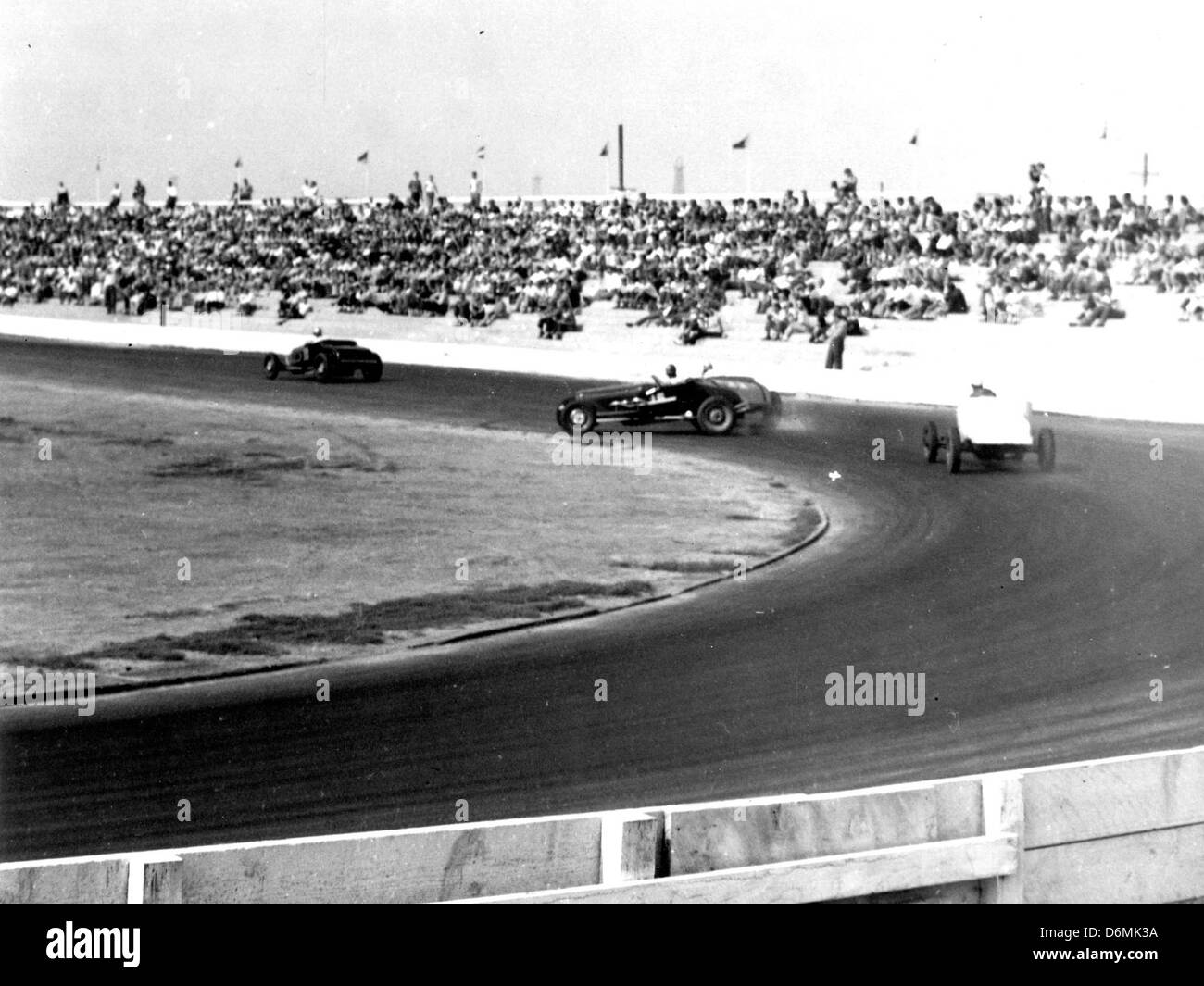 L'hippodrome de Santa Ana, actif en 1946-47, est capturé dans cette image de la collection Pavey. Il met en valeur les débuts du sport automobile américain et l'implication de passionnés de course automobile comme Robert Pavey. Banque D'Images