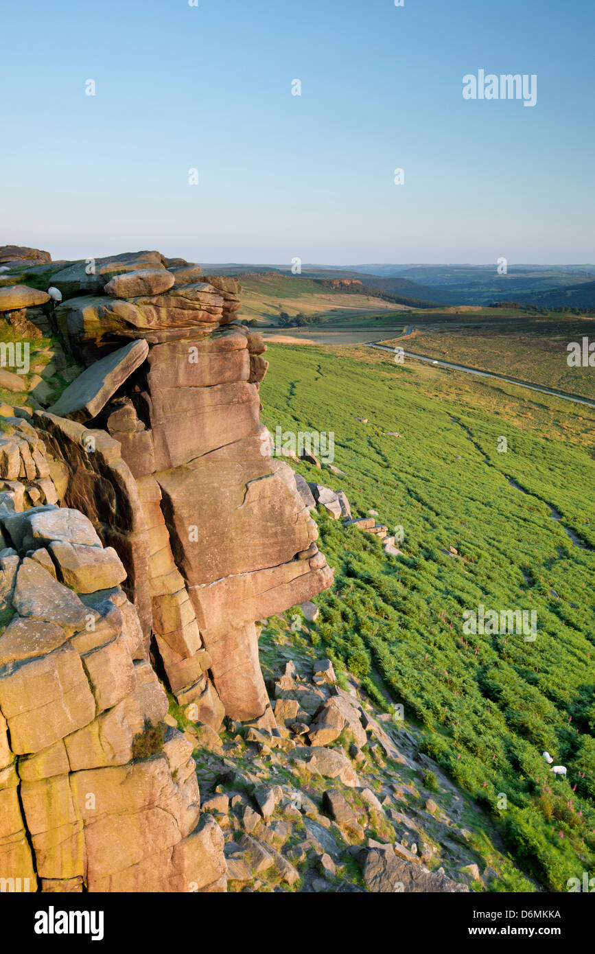 Avis de Stanage Edge, le parc national de Peak District. Banque D'Images