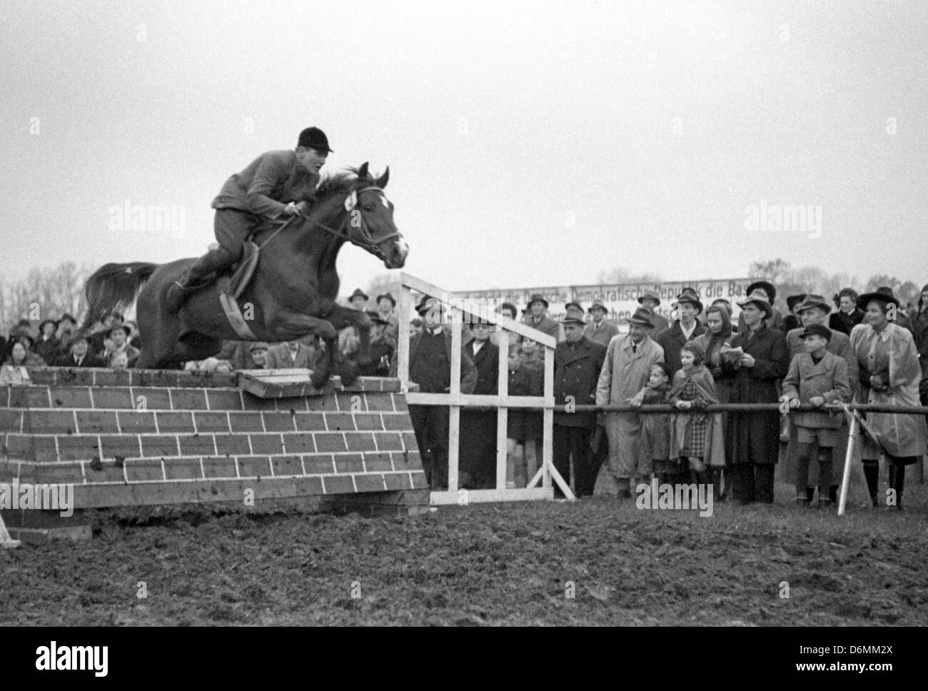Leipzig, Allemagne de l'Est, les gens de l'équitation et la conduite de la concurrence sur l'hippodrome Banque D'Images