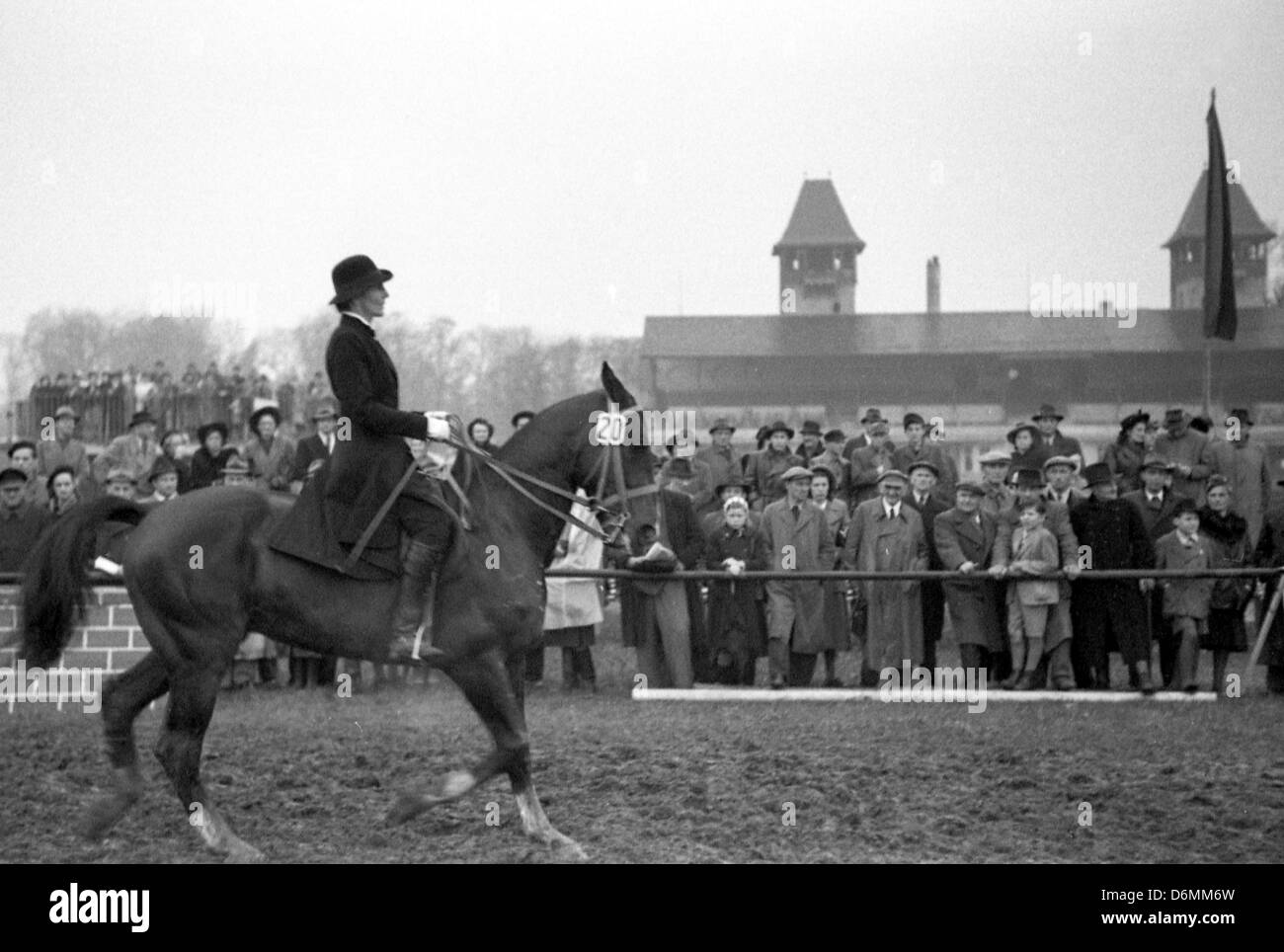 Leipzig, Allemagne de l'Est, les gens en équitation et de conduite sur l'hippodrome de tournoi Banque D'Images