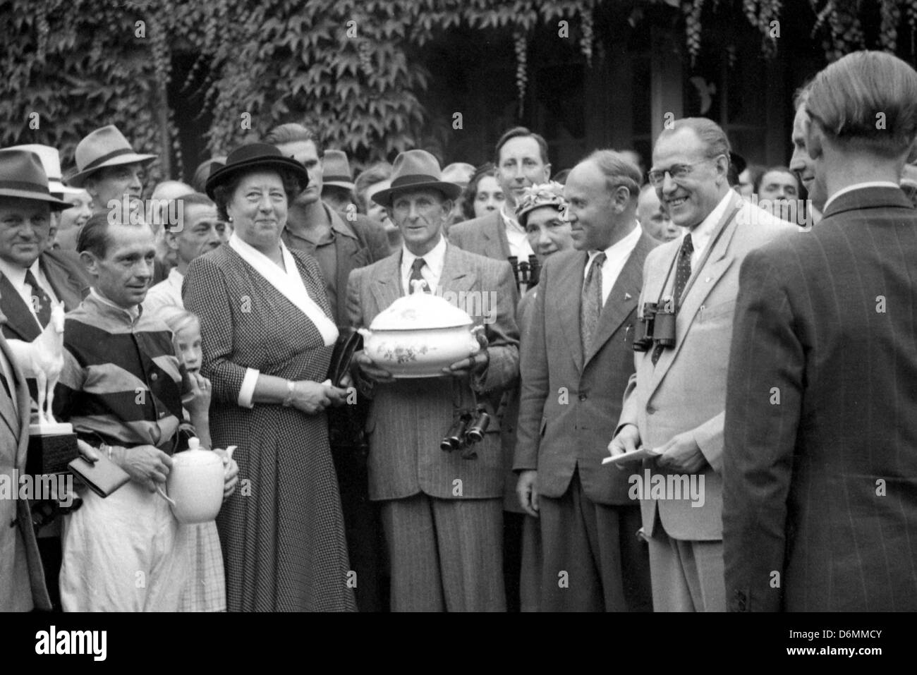 Otto Grotewohl (à droite), premier ministre de la RDA, au cours de la célébration de la victoire, Hoppegarten, GDR Banque D'Images