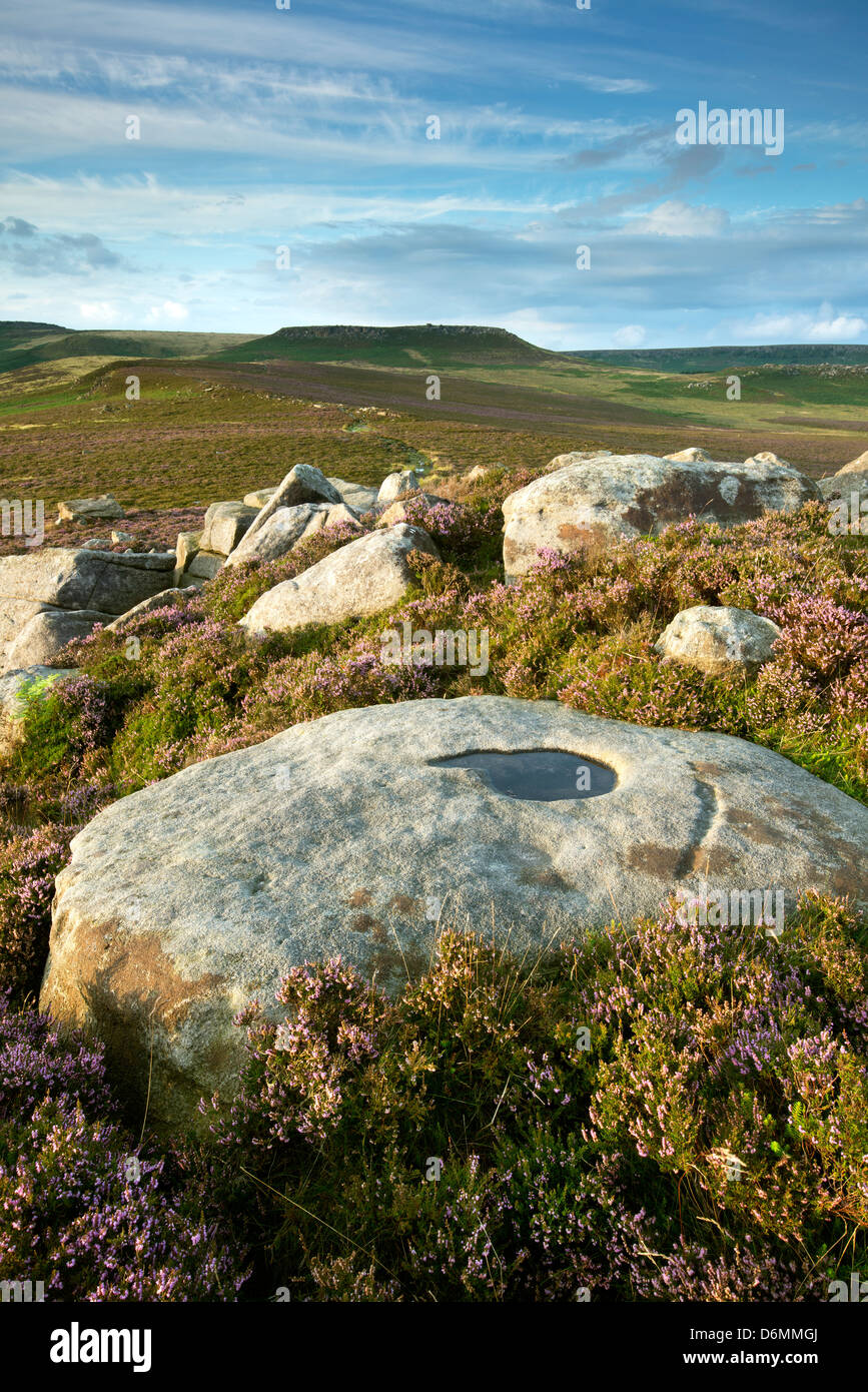 Voir de plus Owler vers Higger Tor Tor, summers soirée, le parc national de Peak District. Banque D'Images