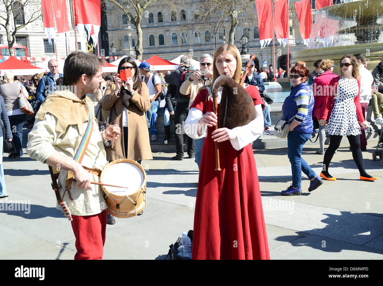 Londres, Royaume-Uni. 20 avril, 2013. Le maire de Londres présente : Fête de St George, Trafalgar Square, London, UK Crédit : Duncan Penfold/Alamy Live News Banque D'Images