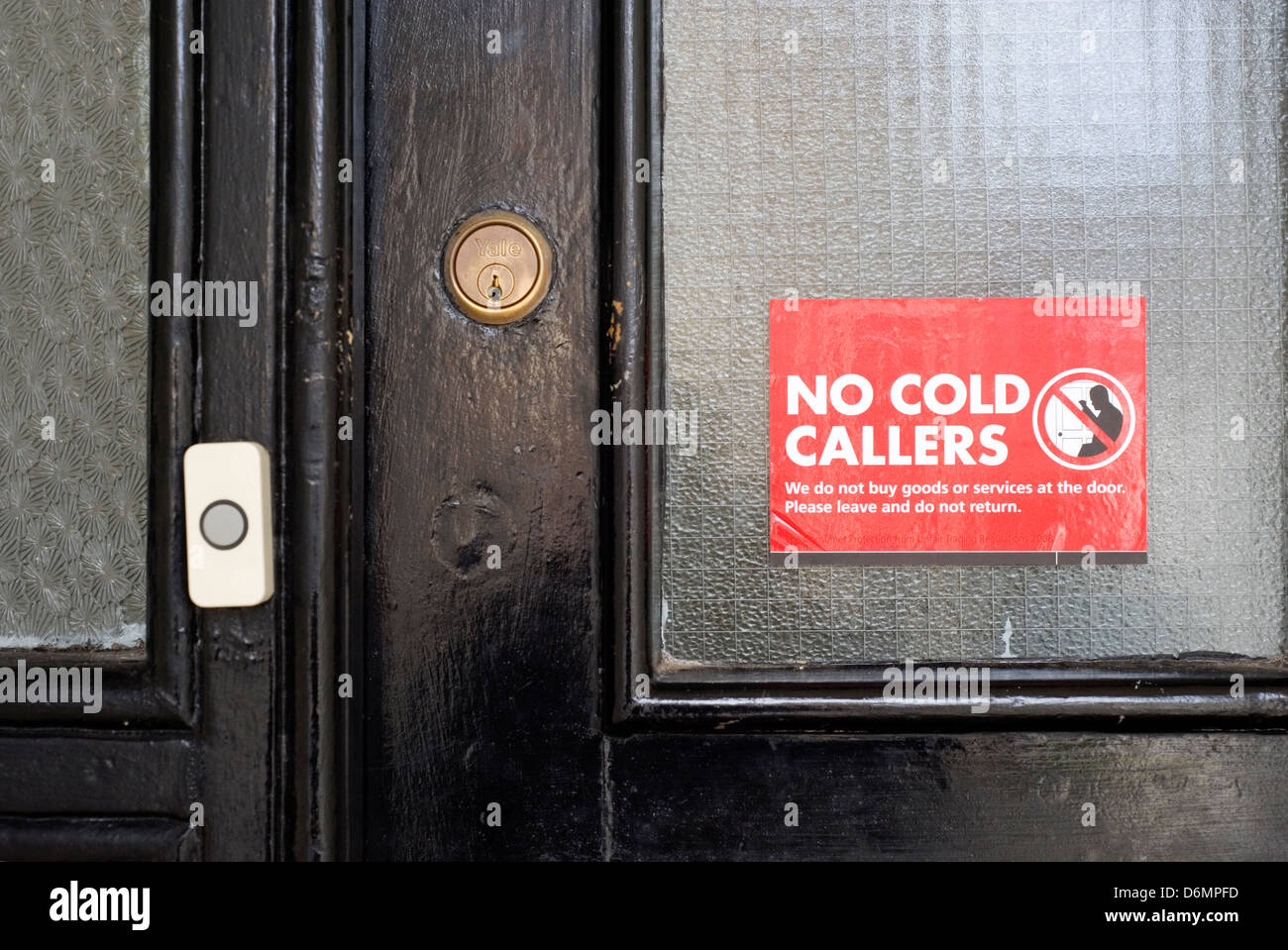 Pas de froid autocollant appelant placé sur une porte d'entrée Banque D'Images