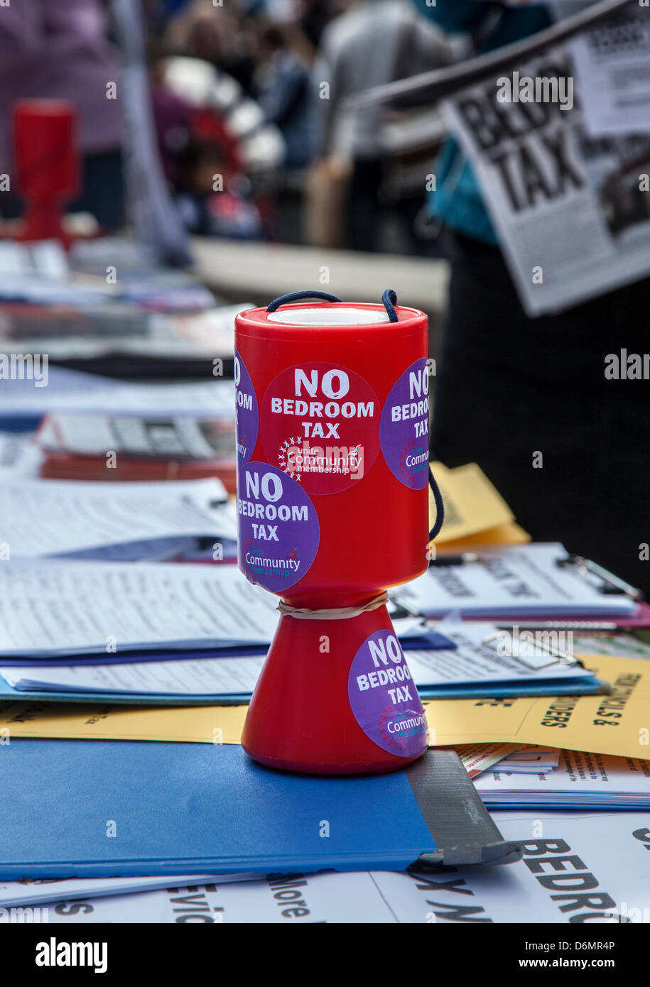 Manchester le 20 avril 2013. . La chambre 'ax' impôt recueillir lors de la réunion publique et manifestation à Piccadilly de l'organisation des services utilisateurs Commission contre Conseil de Salford coupes dans les services de santé mentale. Manchester Salford et utilisateurs de la santé mentale s'unissent pour la démo. Les membres du comité des utilisateurs du Service (États-Unis) s'est joint à Manchester les utilisateurs de services & Mental Health Network (MUN) à Manchester Piccadilly Gardens. Banque D'Images
