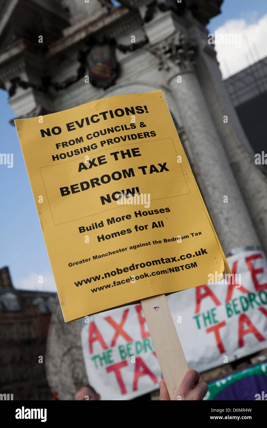 Manchester le 20 avril 2013. Protestataire holding 'Ax l' impôt affiche de la réunion publique et manifestation à Piccadilly de l'organisation des services utilisateurs Commission contre Conseil de Salford coupes dans les services de santé mentale. Manchester Salford et utilisateurs de la santé mentale s'unissent pour la démo. Les membres du comité des utilisateurs du Service (États-Unis) s'est joint à Manchester les utilisateurs de services & Mental Health Network (MUN) à Manchester Piccadilly Gardens. Banque D'Images