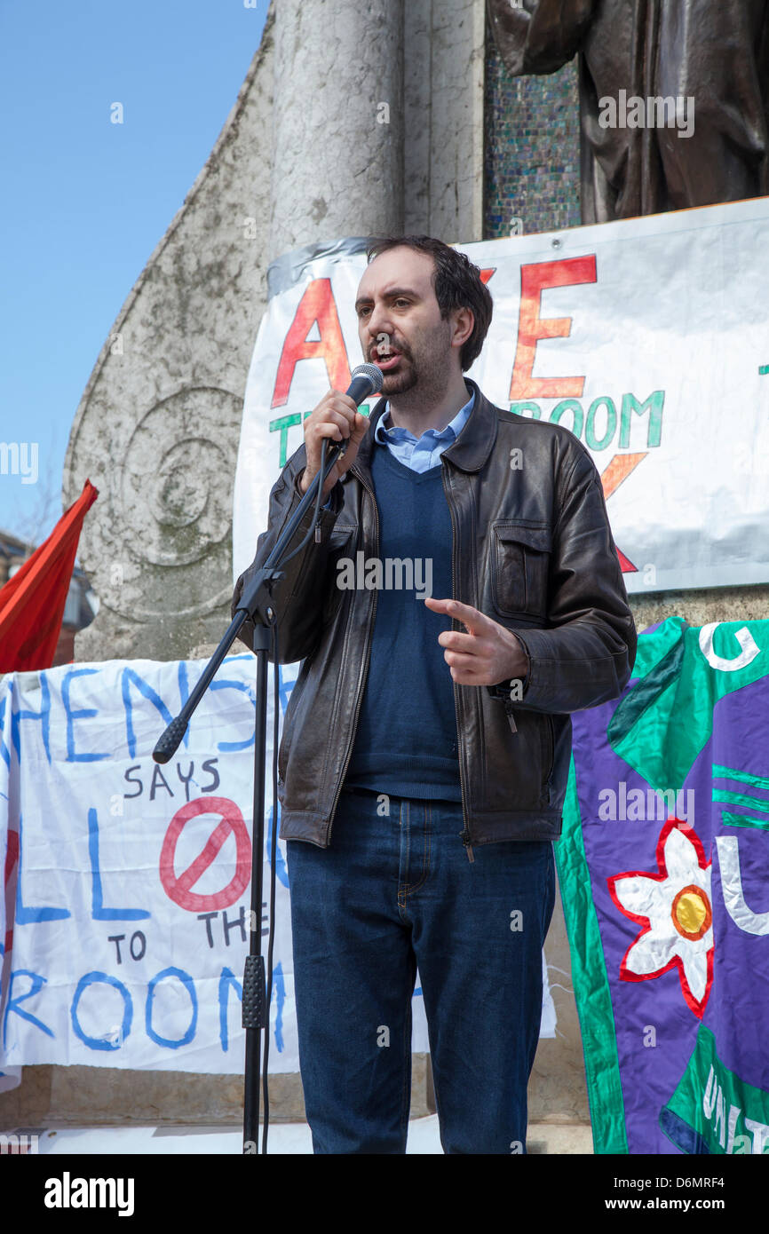 Manchester le 20 avril 2013. . 'Ax la chambre Taxe" La réunion publique et manifestation à Piccadilly de l'organisation des services utilisateurs Commission contre Conseil de Salford coupes dans les services de santé mentale. Manchester Salford et utilisateurs de la santé mentale s'unissent pour la démo. Les membres du comité des utilisateurs du Service (États-Unis) s'est joint à Manchester les utilisateurs de services & Mental Health Network (MUN) à Manchester Piccadilly Gardens. Banque D'Images
