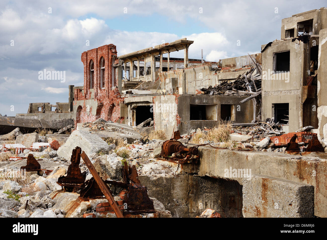 Ruines sur l'île de Gunkanjima abandonné au large de la côte de la préfecture de Nagasaki, Japon. Banque D'Images