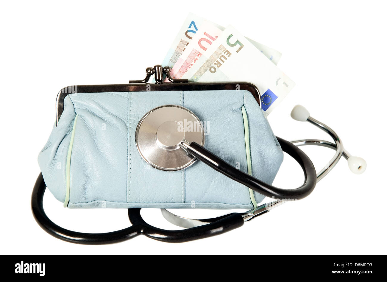 La médecine d'un stéthoscope est couché sur sac à main noir avec de l'argent Banque D'Images
