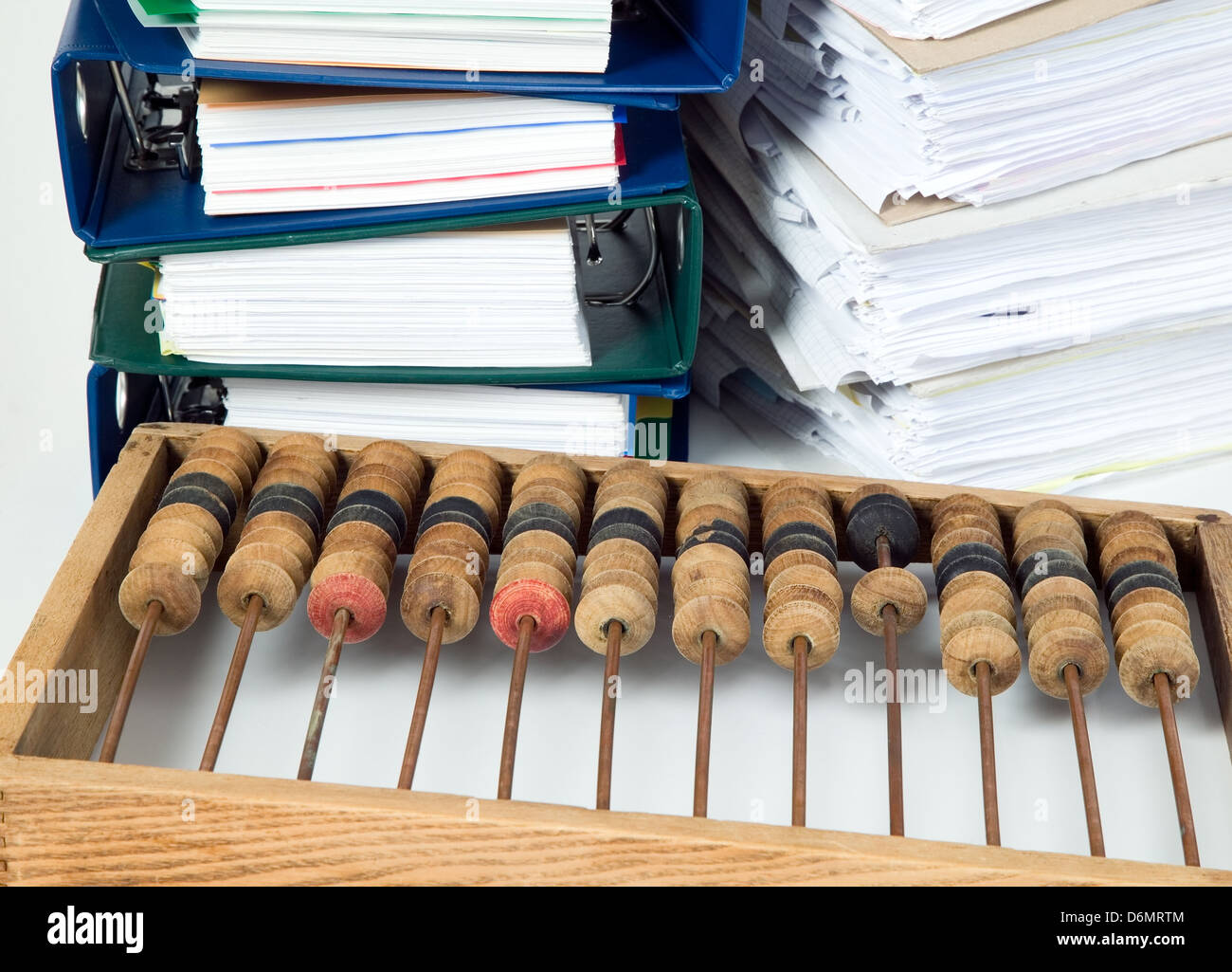 Vieille calculatrice mathématique abacus avec bande de documents Banque D'Images