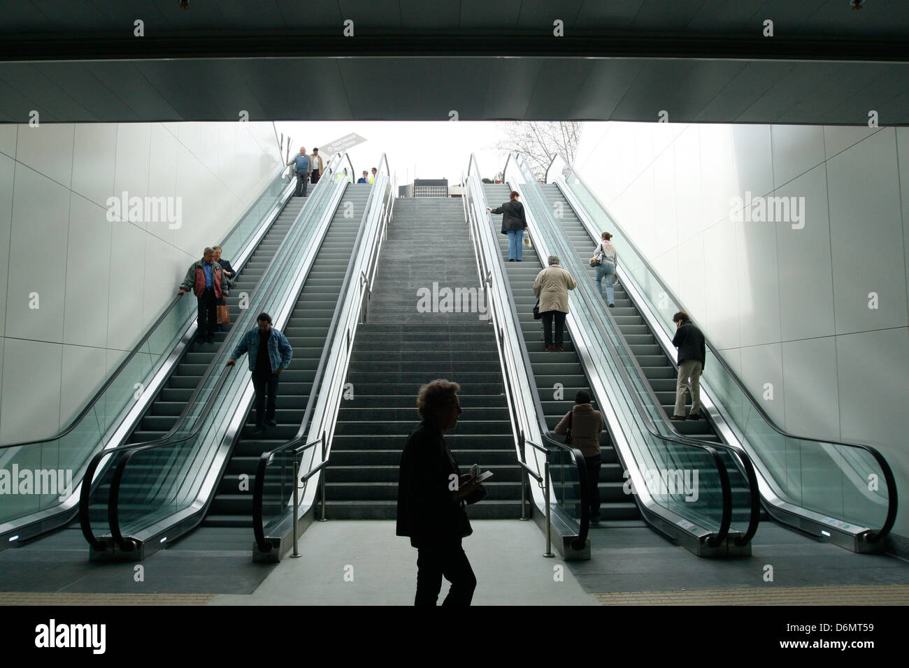 Vu les gens à l'intérieur d'une entrée de la station de métro Banque D'Images