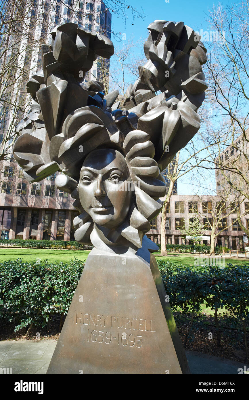 Statue commémorative de bronze appelée la floraison de l'English Baroque par Glynn Williams Christchurch Gardens Westminster London UK Banque D'Images