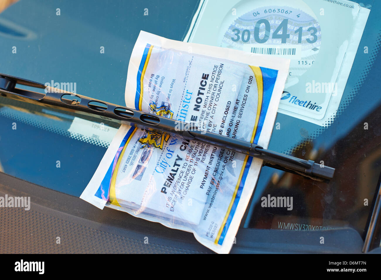 L'avis de pénalité sur un pare-brise de voiture verte de brasseur Westminster London UK Banque D'Images