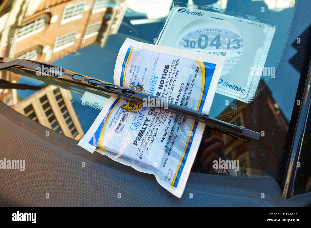 L'avis de pénalité sur un pare-brise de voiture verte de brasseur Westminster London UK Banque D'Images
