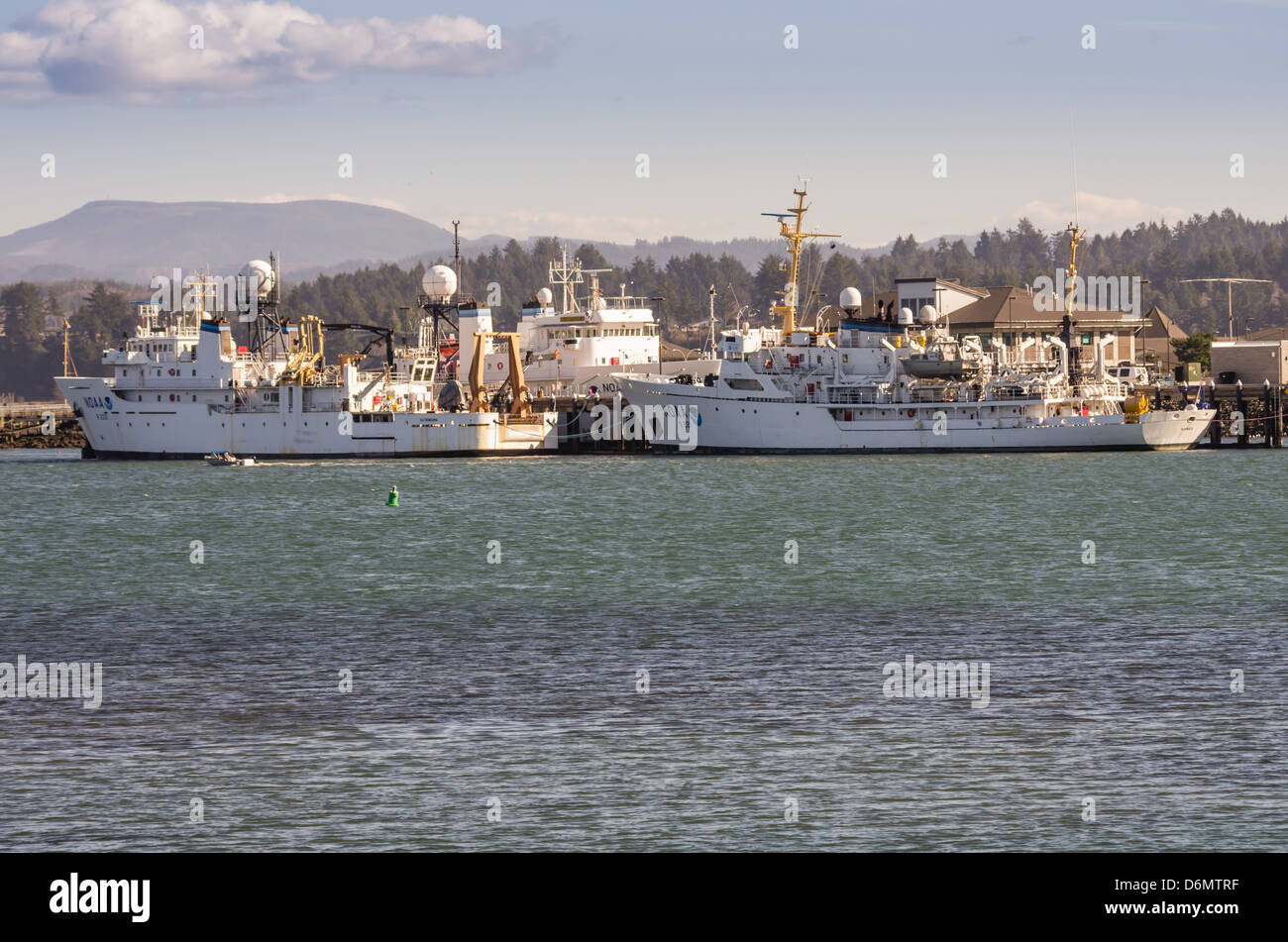 Les navires de recherche NOAA S221, Rainer et R333 Ka'imimoana à quai à Newport, Oregon Banque D'Images