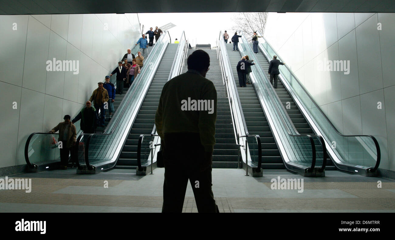 Vu les gens à l'intérieur d'une entrée de la station de métro Banque D'Images