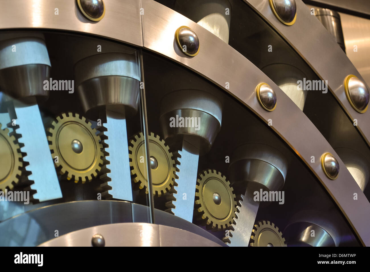 Détails d'une porte de sécurité, montrant les pignons et fixation Banque D'Images