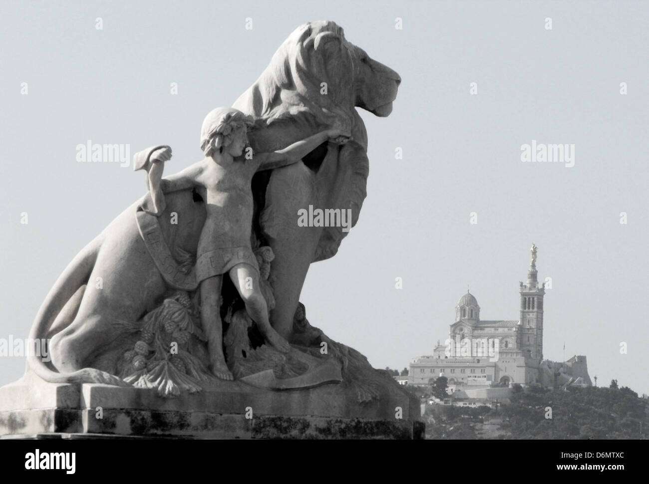 Vue depuis la gare de Marseille avec la Basilique Notre Dame de la garde à l'arrière-plan Banque D'Images
