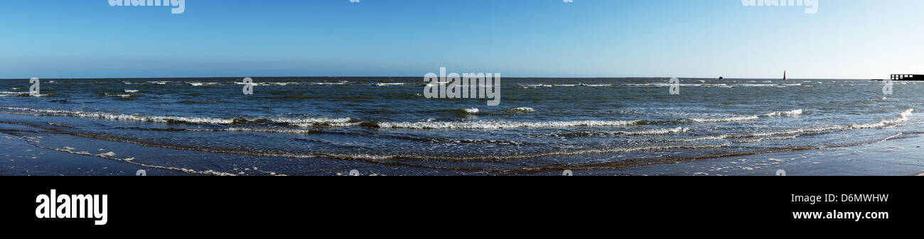 Les vagues de ciel bleu eau sable Banque D'Images Les vagues de ciel bleu eau sable Banque D'Images