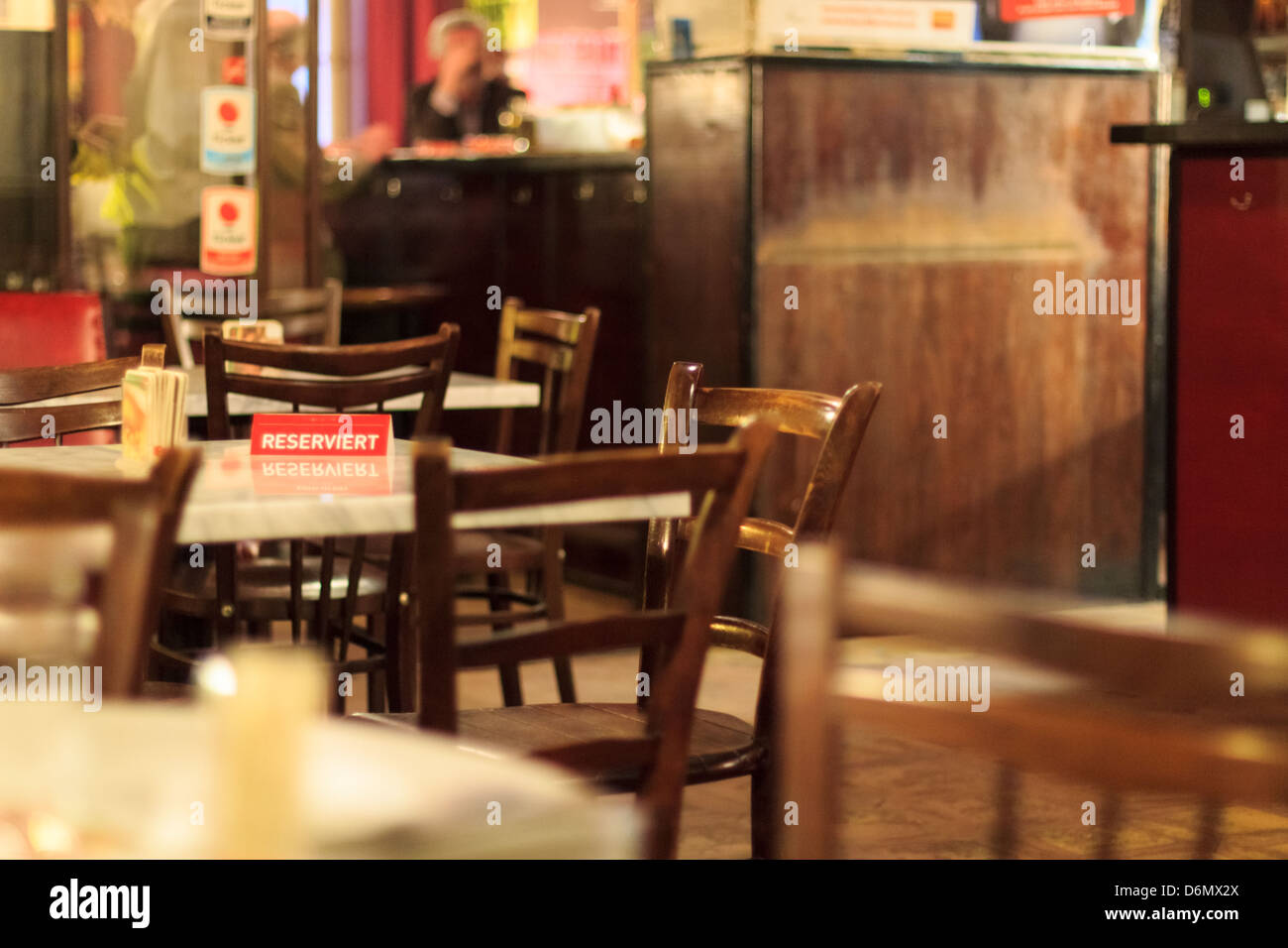 Une table réservée dans un restaurant vide Banque D'Images