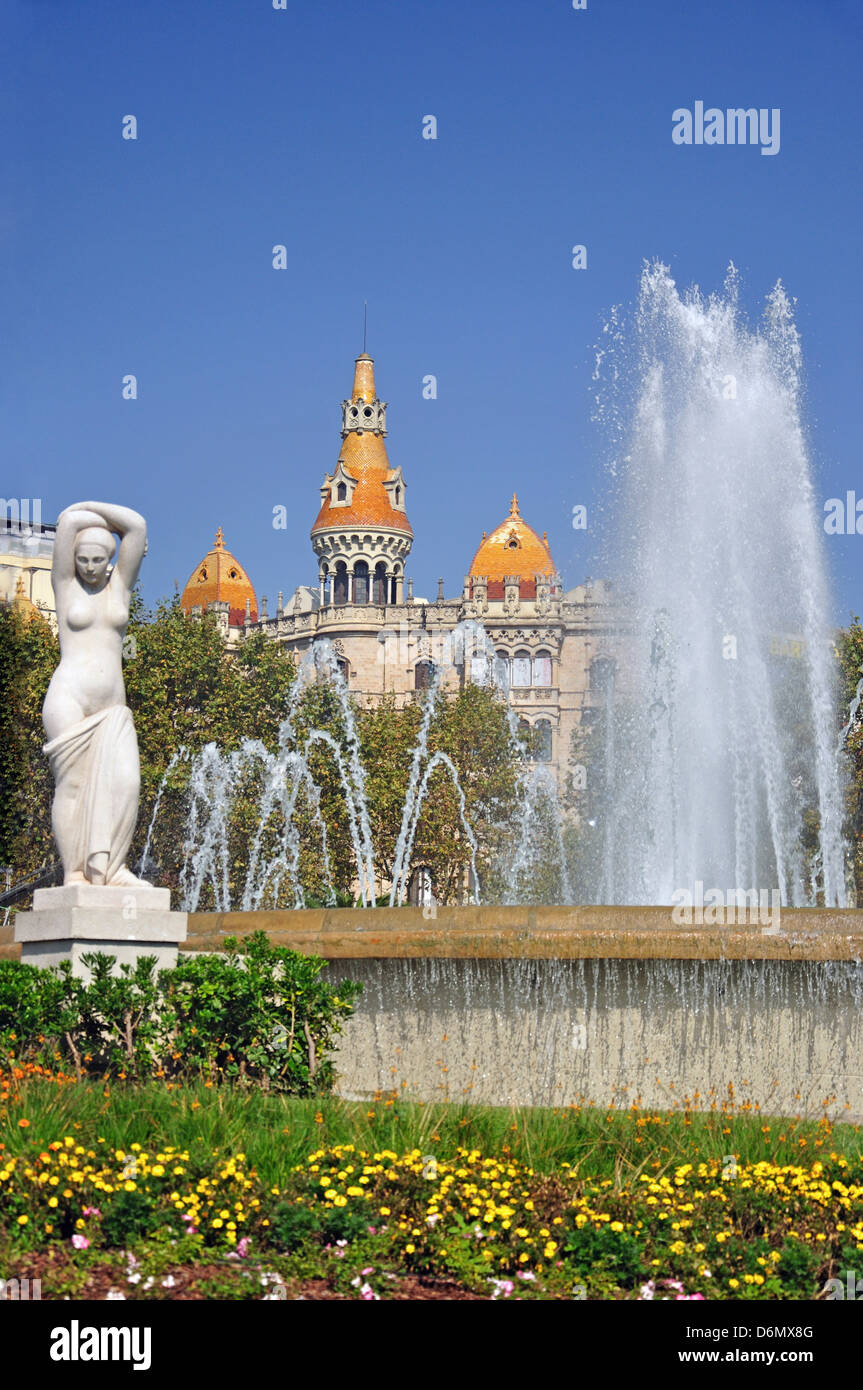 Fontaine sur la Place de Catalogne, Barcelone, Province de Barcelone, Catalogne, Espagne Banque D'Images