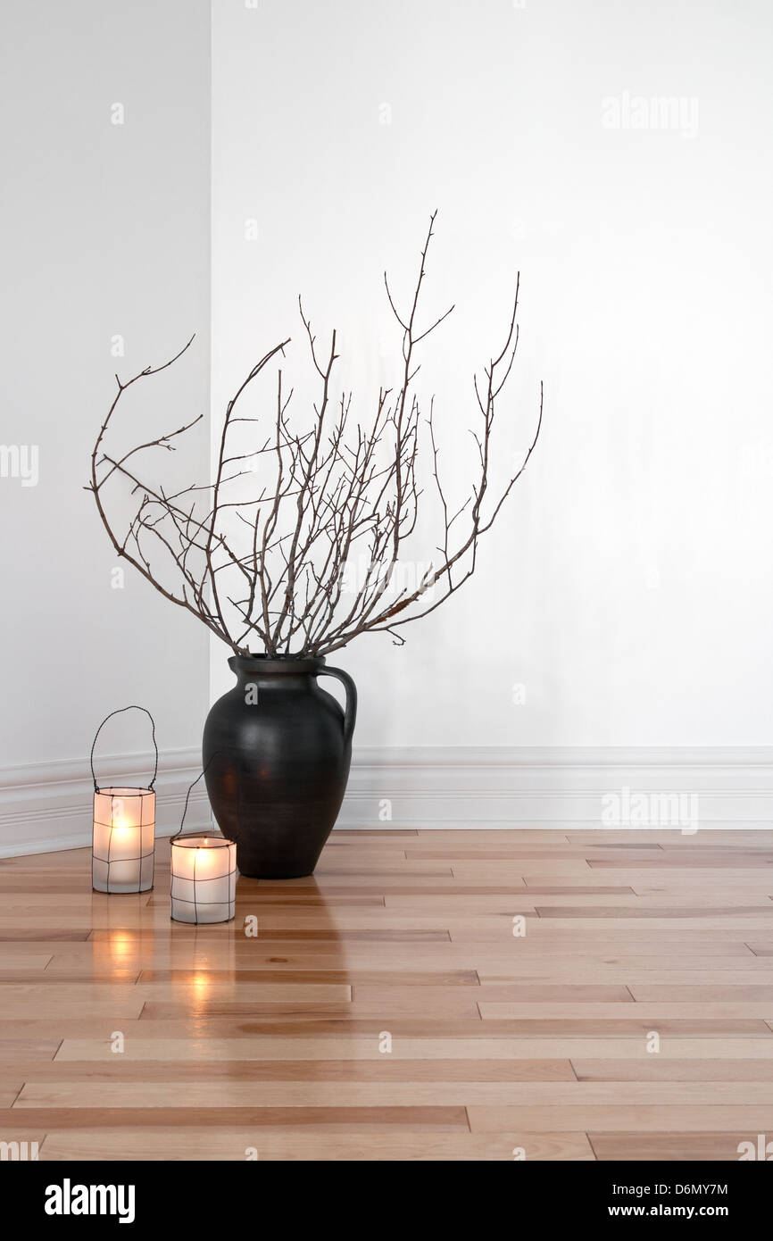 Lanternes et confortable des branches d'arbre dans un vase, décoration  d'une chambre Photo Stock - Alamy
