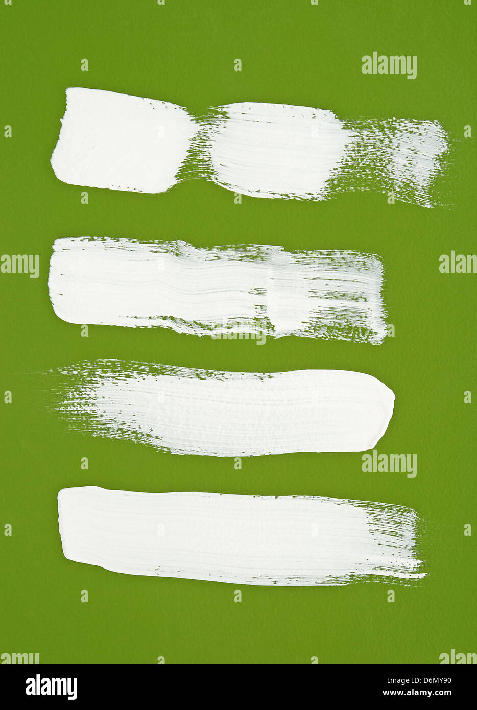 Les coups de pinceau lumineux blanc sur fond vert. Banque D'Images
