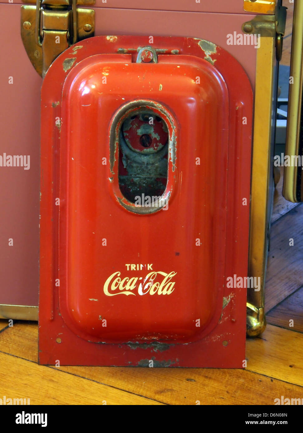 Le musée Wilhelmsbau abrite une collection de souvenirs Coca-Cola, mettant en valeur l'image de marque emblématique et l'importance culturelle de la marque au XXe siècle. La collection comprend des bouteilles de Coca-Cola vintage, des publicités et des articles promotionnels. Banque D'Images