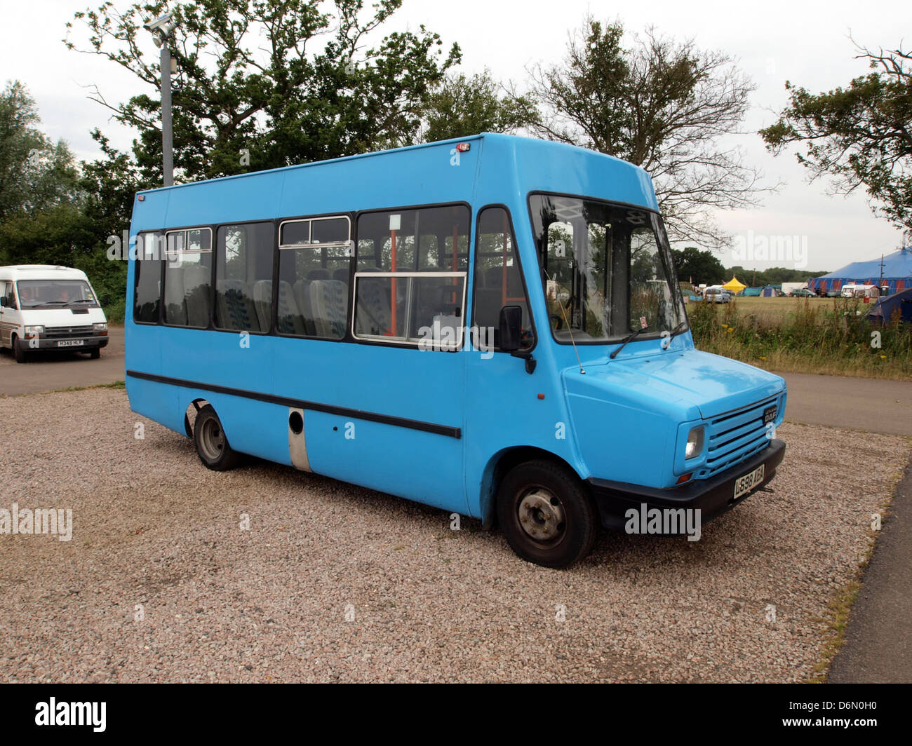 Le vieux van bleu Leyland DAF est un exemple classique du transport commercial du XXe siècle. Reconnu pour sa fiabilité et ses performances efficaces, il a été utilisé pour diverses tâches de livraison et de transport. La fourgonnette Leyland DAF était populaire pour sa durabilité et ses faibles exigences d'entretien. Banque D'Images