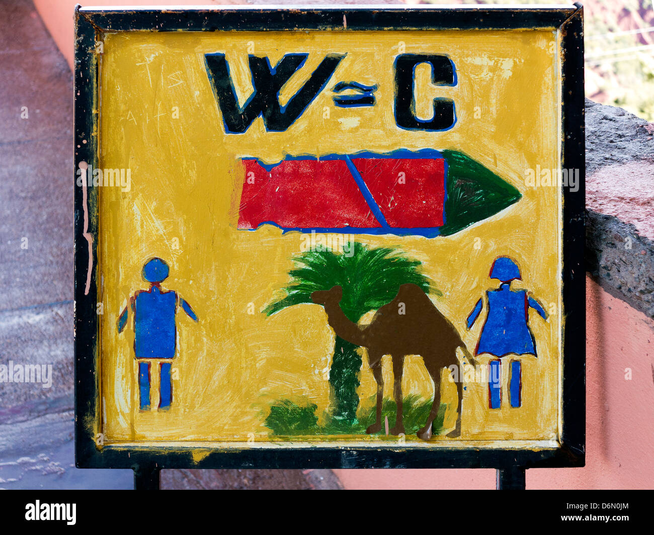 Signe extérieur de toilettes WC coloré au Maroc Banque D'Images
