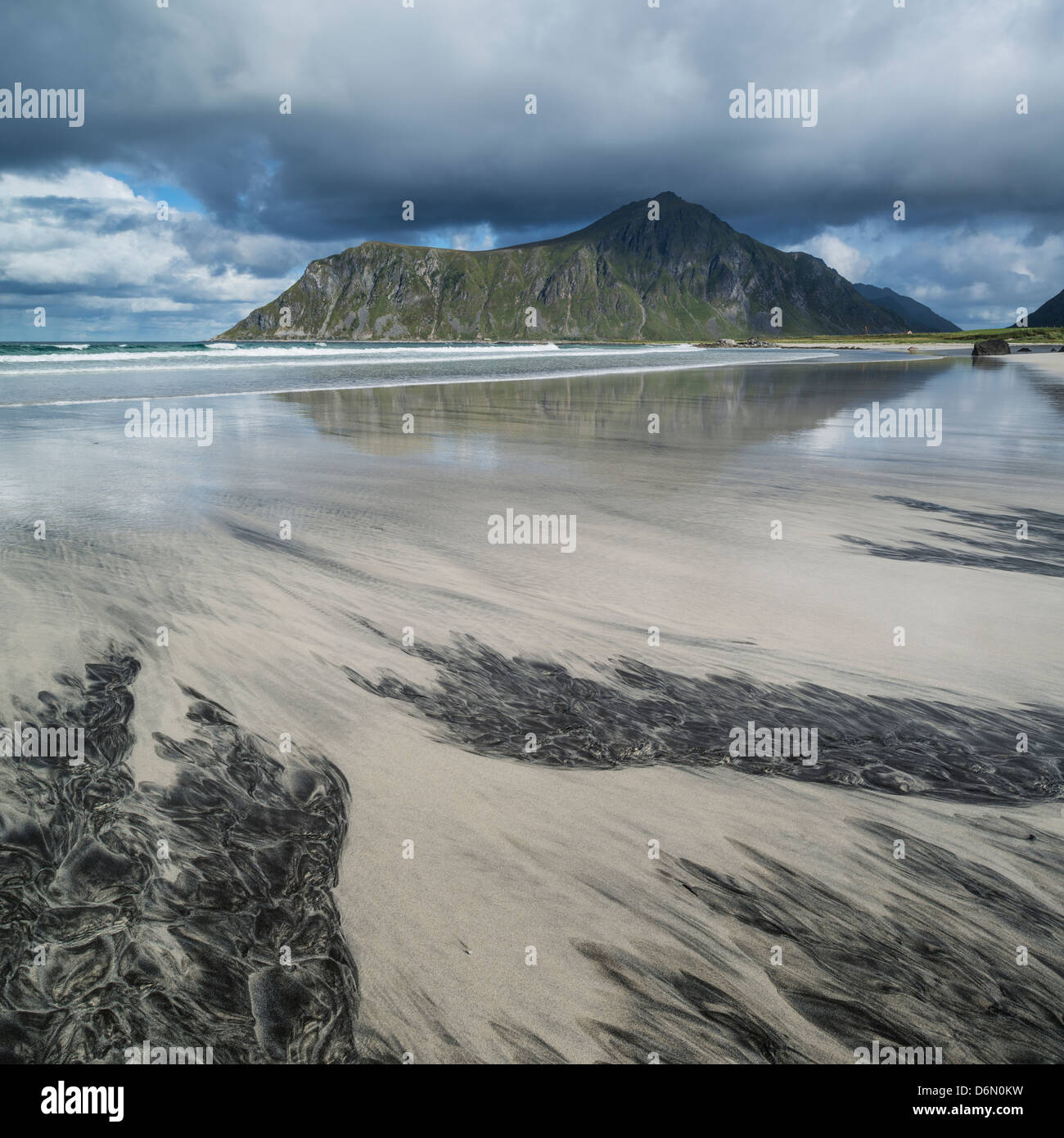 Des modèles dans le sable à la plage de Skagsanden, îles Lofoten, Norvège Banque D'Images