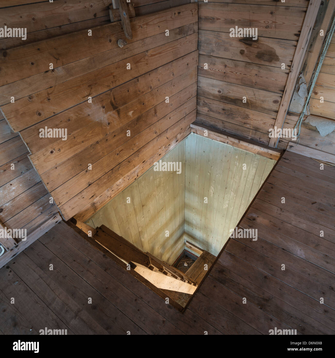 Escalier en bois à l'étage de bâtiment abandonné, Borgvåg, îles Lofoten, Norvège Banque D'Images