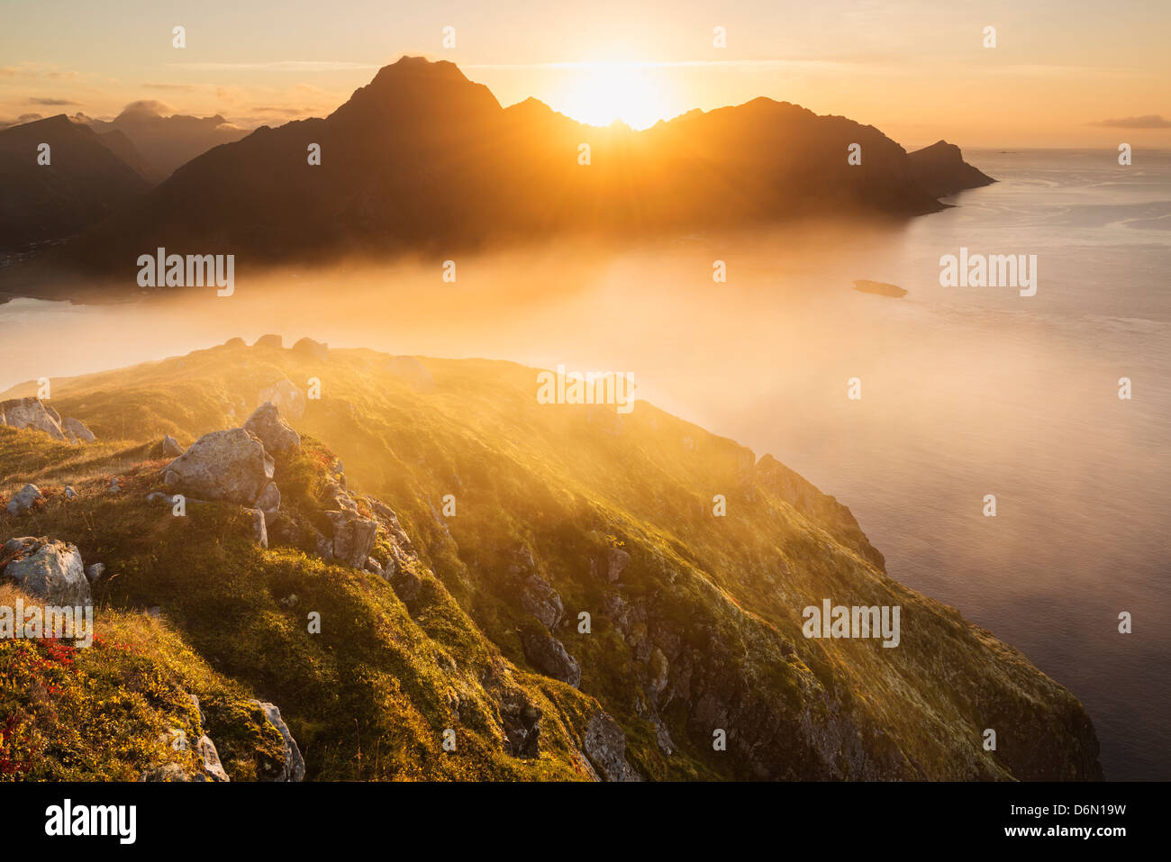 Coucher du soleil derrière les montagnes de sommet d'Offersoykammen, Vestvagoya, îles Lofoten, Norvège Banque D'Images