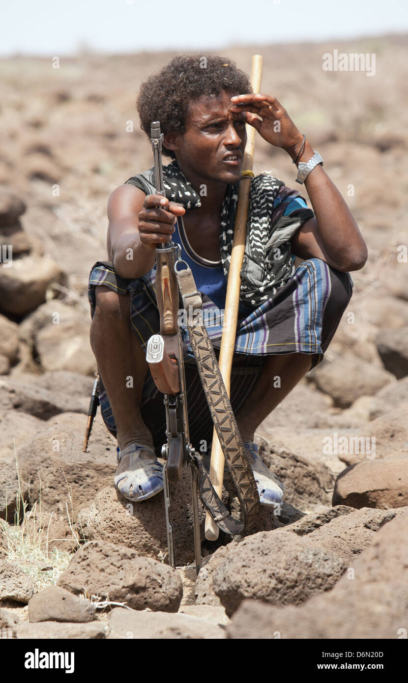 Smara, l'Éthiopie, la famille nomade campé dans le voisinage d'une masse d'eau Banque D'Images