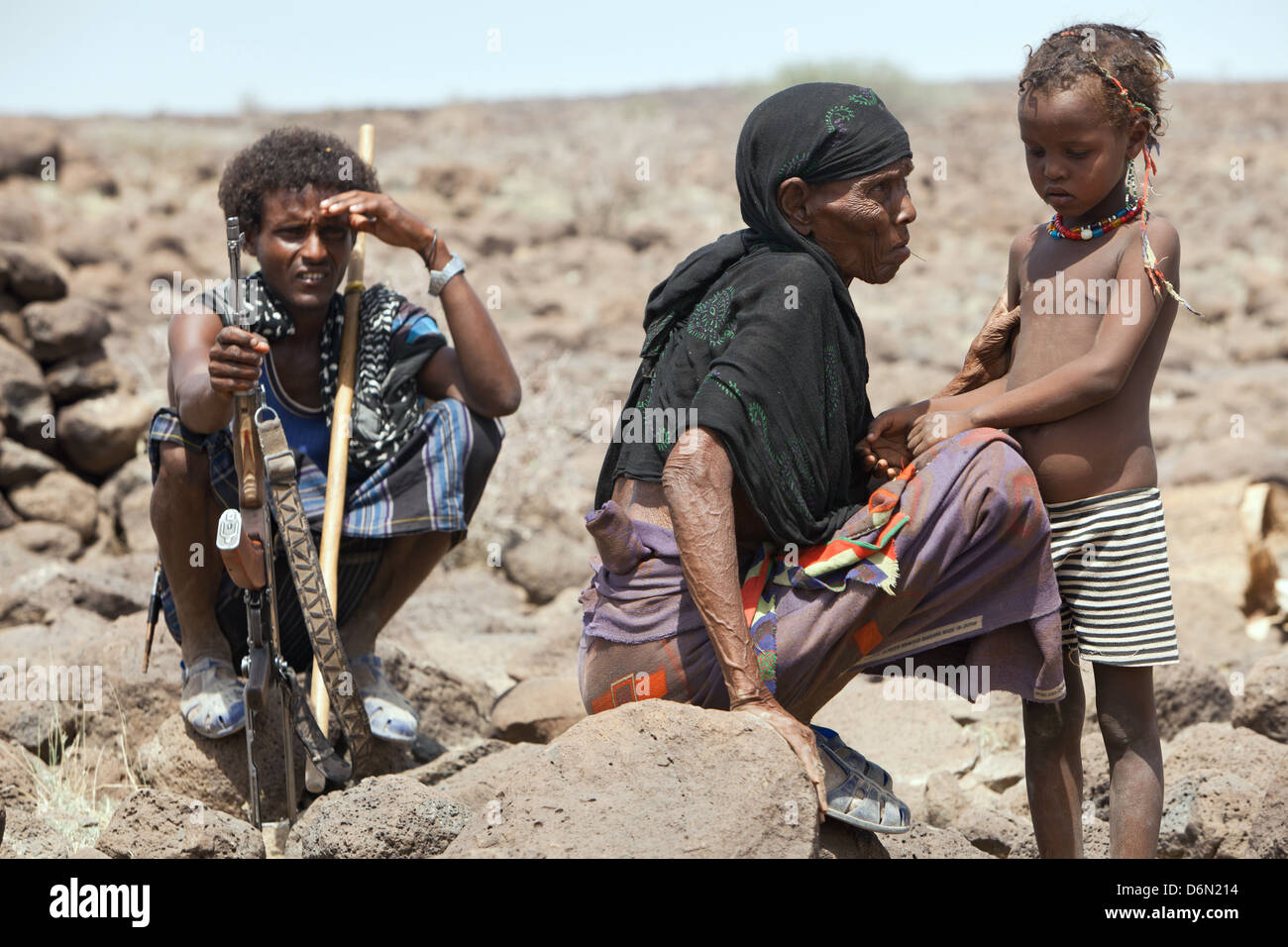 Smara, l'Éthiopie, la famille nomade campé dans le voisinage d'une masse d'eau Banque D'Images