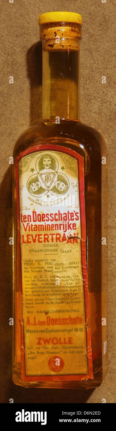 Vitaminerijke Levertraan de Ten Doesschate est un produit riche en vitamines d'huile de foie de morue, utilisé comme supplément de santé. Il est connu pour sa haute valeur nutritive, apportant des vitamines essentielles et des acides gras oméga-3. Banque D'Images