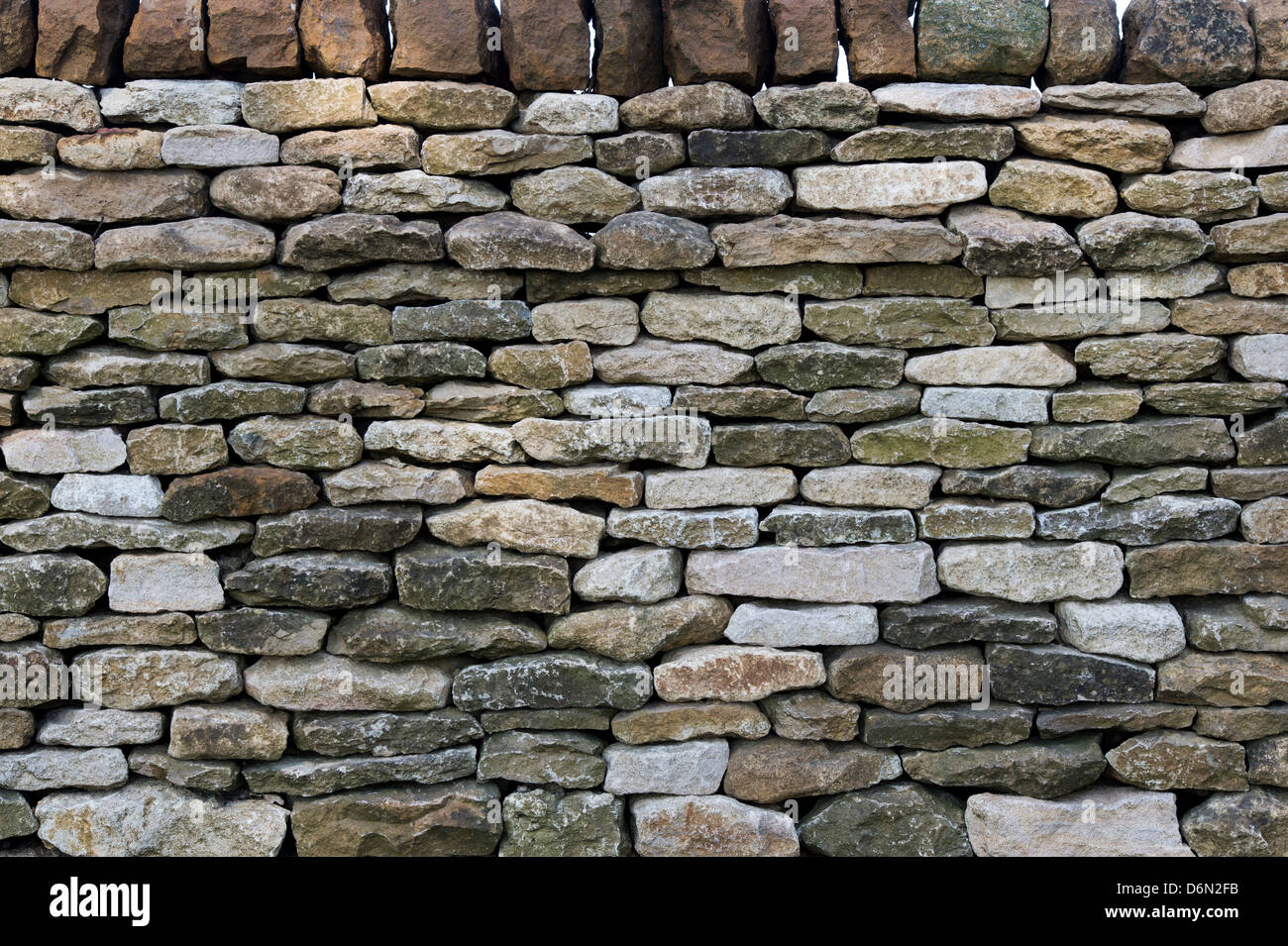 Mur en pierre sèche autour du Great Tew estate. Oxfordshire, Angleterre Banque D'Images