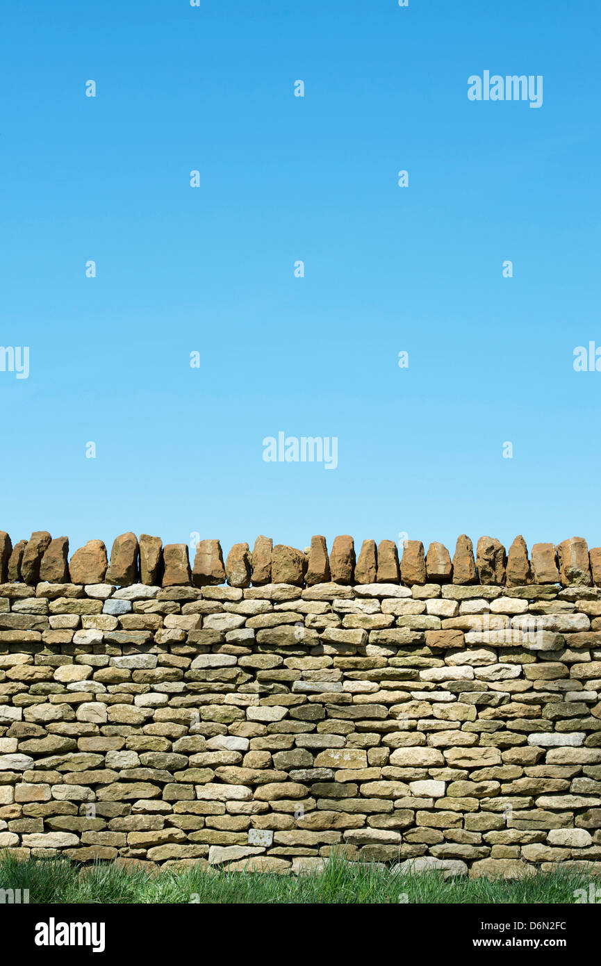 Mur en pierre sèche autour du Great Tew estate. Oxfordshire, Angleterre Banque D'Images