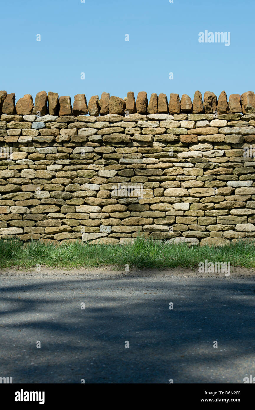Mur en pierre sèche autour du Great Tew estate. Oxfordshire, Angleterre Banque D'Images
