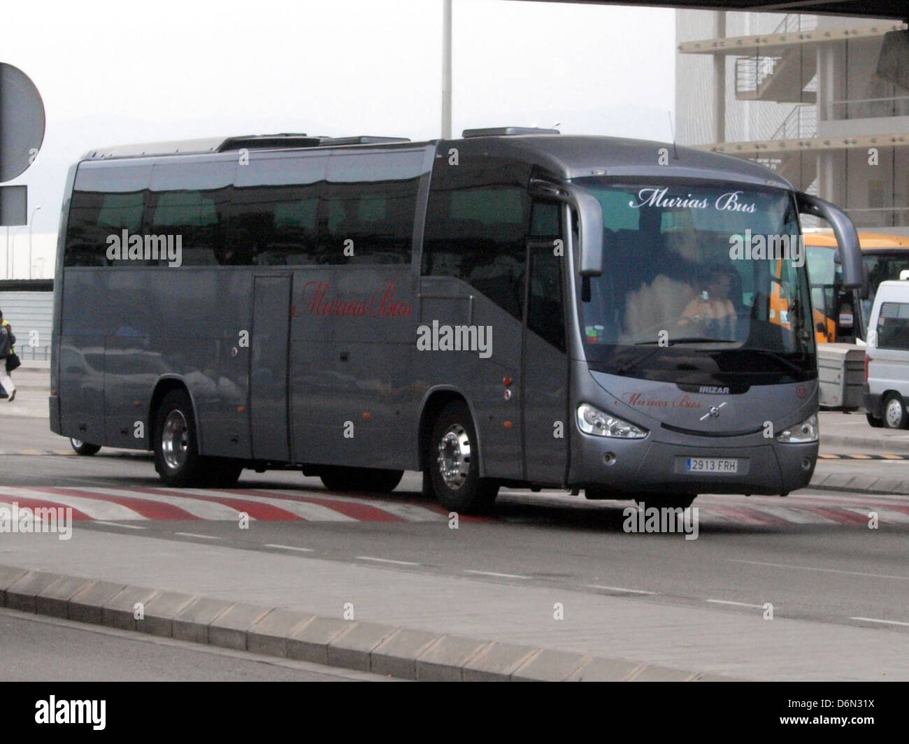 Le Volvo Murias bus est un véhicule historique rare, conçu par Volvo pour les transports en commun. Ce bus dispose d'une construction robuste, d'un intérieur spacieux et d'un design pratique pour les voyages longue distance. Le modèle Murias est connu pour ses performances fiables et est une pièce notable dans l'histoire du transport de Volvo. Banque D'Images