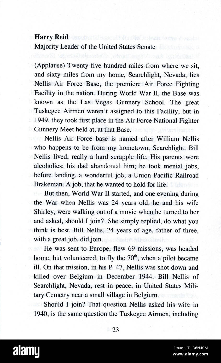 Ce livret met en lumière l'histoire et les réalisations des aviateurs Tuskegee, les premiers aviateurs militaires afro-américains dans les forces armées des États-Unis. Leur courage et leur service pendant la seconde Guerre mondiale ont joué un rôle clé dans la brisure des barrières raciales dans l'armée et l'aviation. Banque D'Images