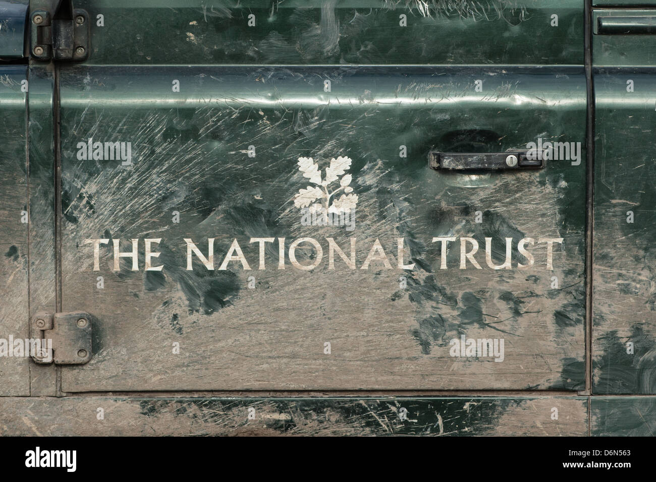 National Trust logo à côté de muddy landrover Banque D'Images